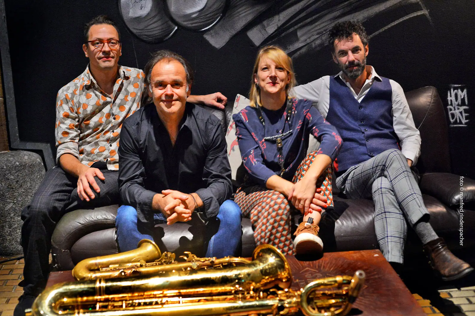 Das Alexandra Lehmler Quartett gemeinsam auf einem Sofa