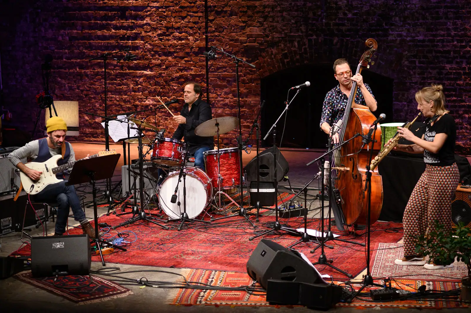 Alexandra Lehmler mit Band auf der Bühne